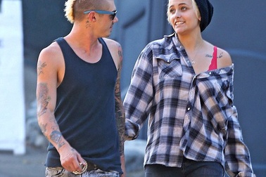 Con gái 18 tuổi của Michael Jackson lại hút thuốc