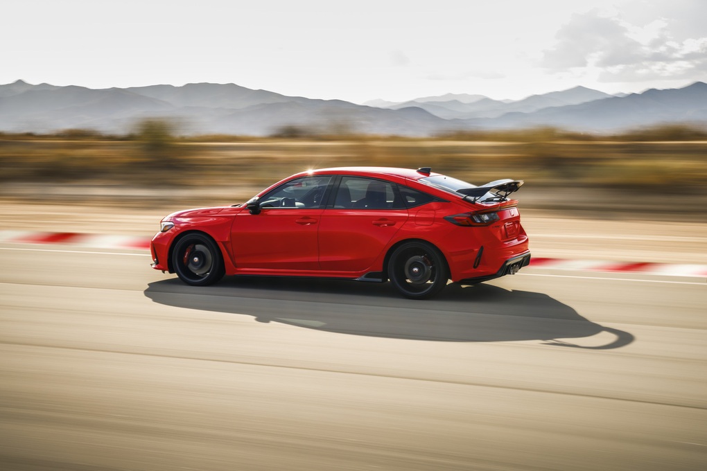 Chốt giá 2,399 tỷ đồng, Honda Civic Type R đắt gấp ba bản thường - 5 Chốt giá 2,399 tỷ đồng, Honda Civic Type R đắt gấp ba bản thường - 5
