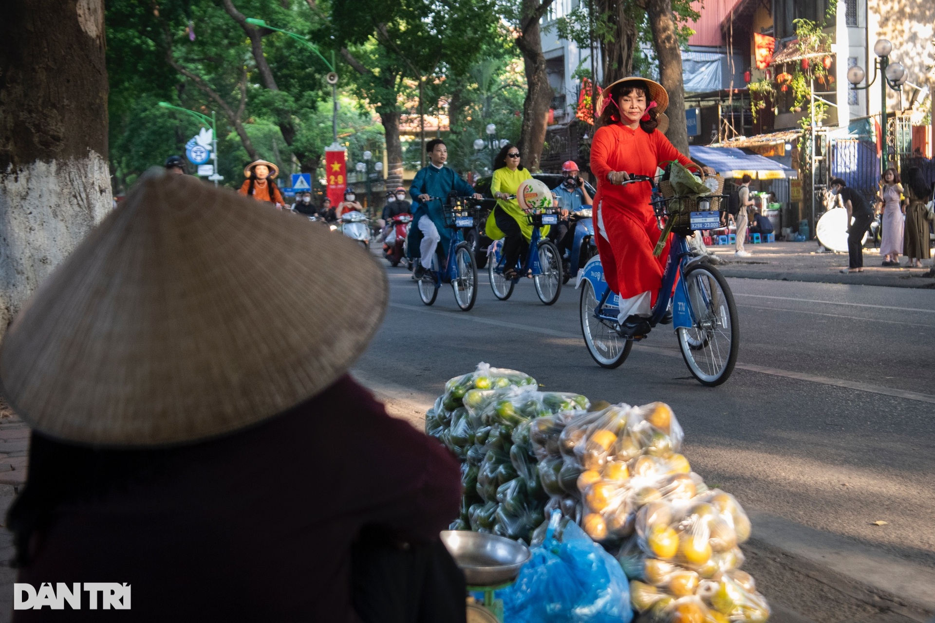 Hơn 100 người mặc áo dài, đạp xe diễu hành qua các di sản Hà Nội - 9