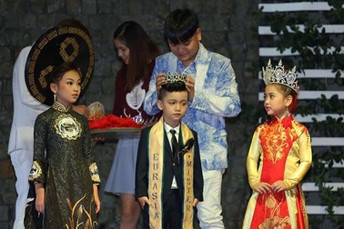 Mẫu nhí Việt đạt danh hiệu nhan sắc: Sau nụ cười là những giọt nước mắt?