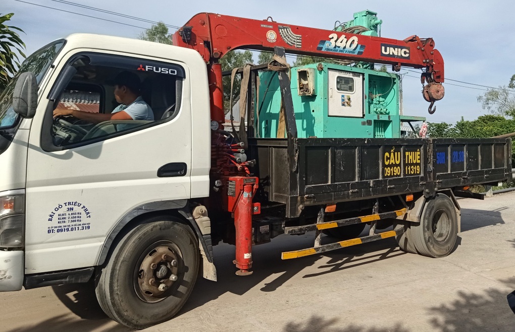 Vụ bé trai lọt sâu 35m: Đã kéo được trụ bê tông thứ 2 lên mặt đất - 3 Vụ bé trai lọt sâu 35m: Đã kéo được trụ bê tông thứ 2 lên mặt đất - 3