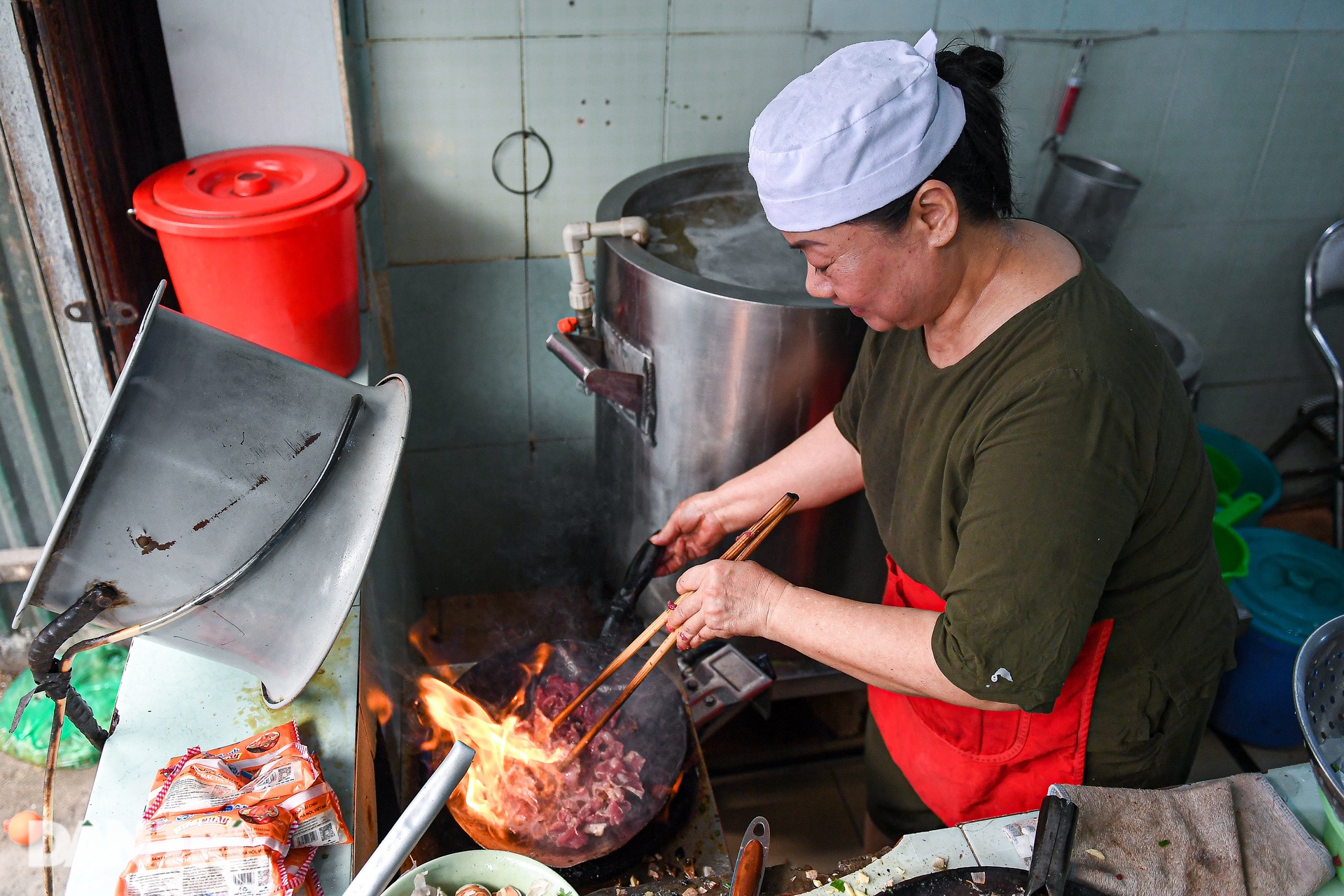 Quán phở Hà Nội chỉ bán một món, bà chủ tự ăn suốt 40 năm không ngán - 2 Quán phở Hà Nội chỉ bán một món, bà chủ tự ăn suốt 40 năm không ngán - 2