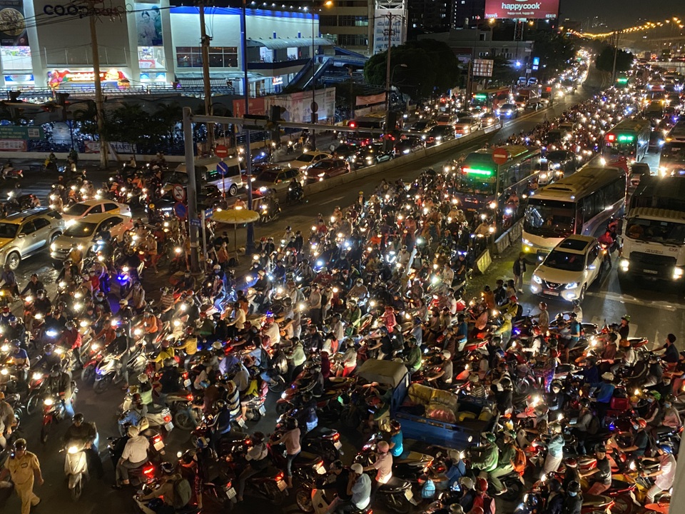 Cửa ngõ Sài Gòn “thất thủ”, CSGT ngăn xe vào trung tâm Thủ Đức - 4 Cửa ngõ Sài Gòn “thất thủ”, CSGT ngăn xe vào trung tâm Thủ Đức - 4