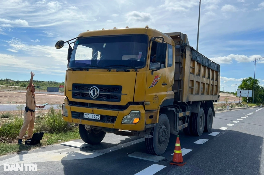 3 tháng, hơn 1.000 tài xế bị tước bằng lái vì vi phạm giao thông - 1 3 tháng, hơn 1.000 tài xế bị tước bằng lái vì vi phạm giao thông - 1