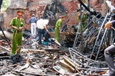 Cháy lớn tại "chợ" giày dép trung tâm TPHCM