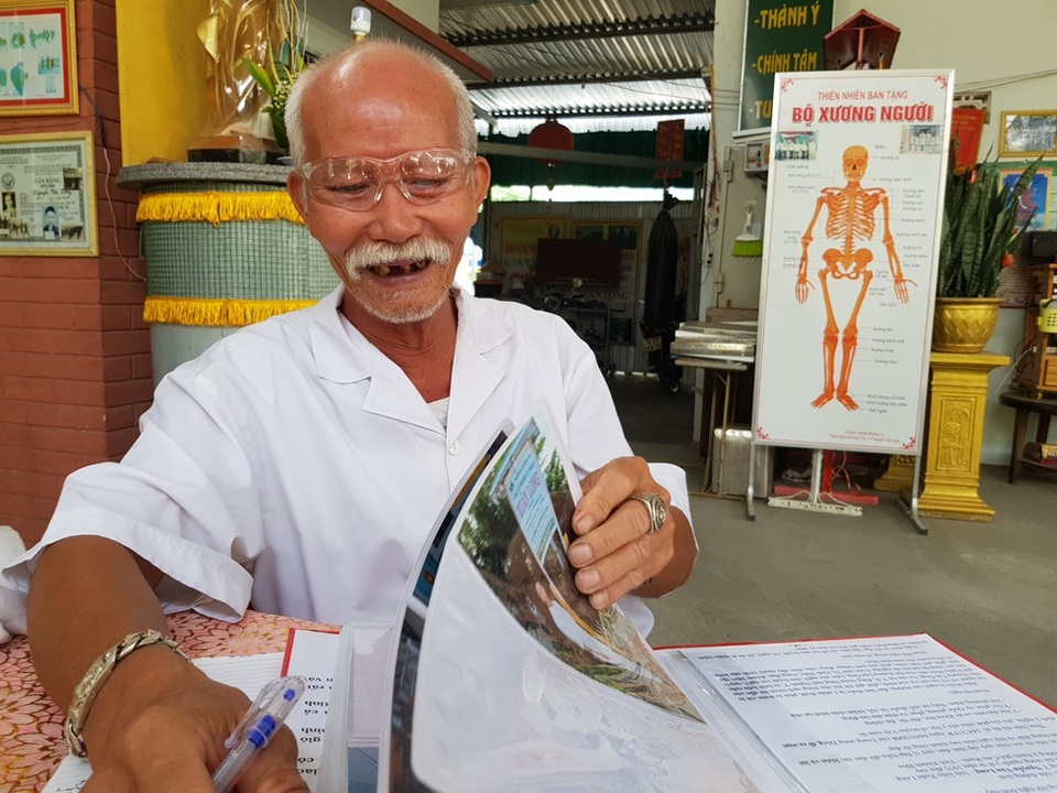 Lương y già mấy chục năm bốc thuốc miễn phí giúp người nghèo - 1 Lương y già mấy chục năm bốc thuốc miễn phí giúp người nghèo - 1