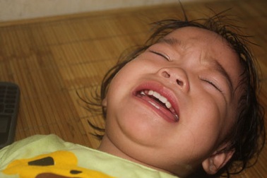 Thương hai chị em sinh đôi "trong héo, ngoài tươi"