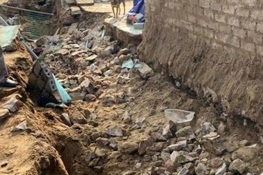 2 người thi công mương thoát nước bị tường đổ đè thương vong