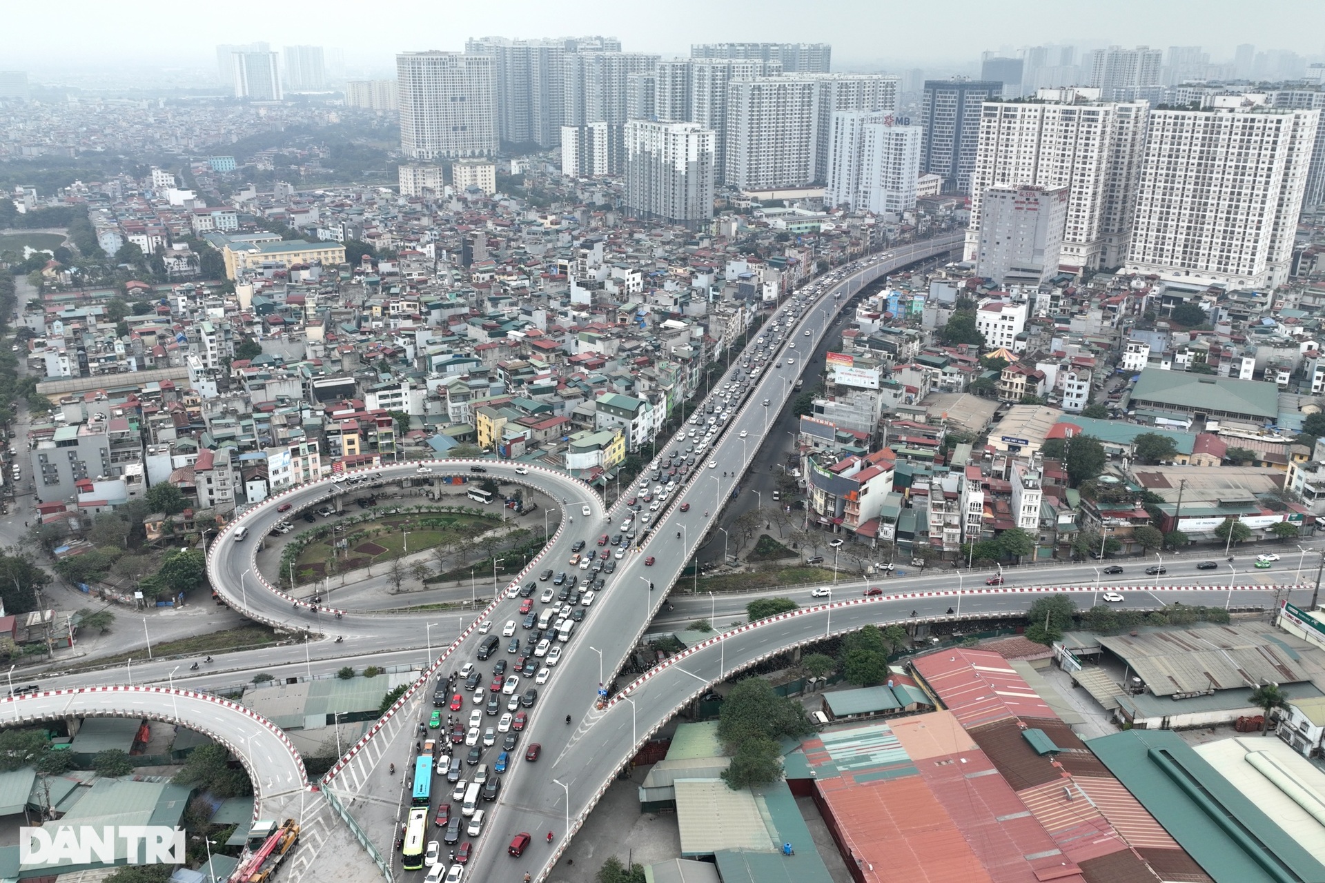 Mùng 2 Tết: Hà Nội ùn tắc nhiều kilomet đường vành đai 3 trên cao - 1 Mùng 2 Tết: Hà Nội ùn tắc nhiều kilomet đường vành đai 3 trên cao - 1