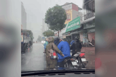 Người đàn ông chặn đầu xe, đánh tài xế xe ôm công nghệ giữa trời mưa