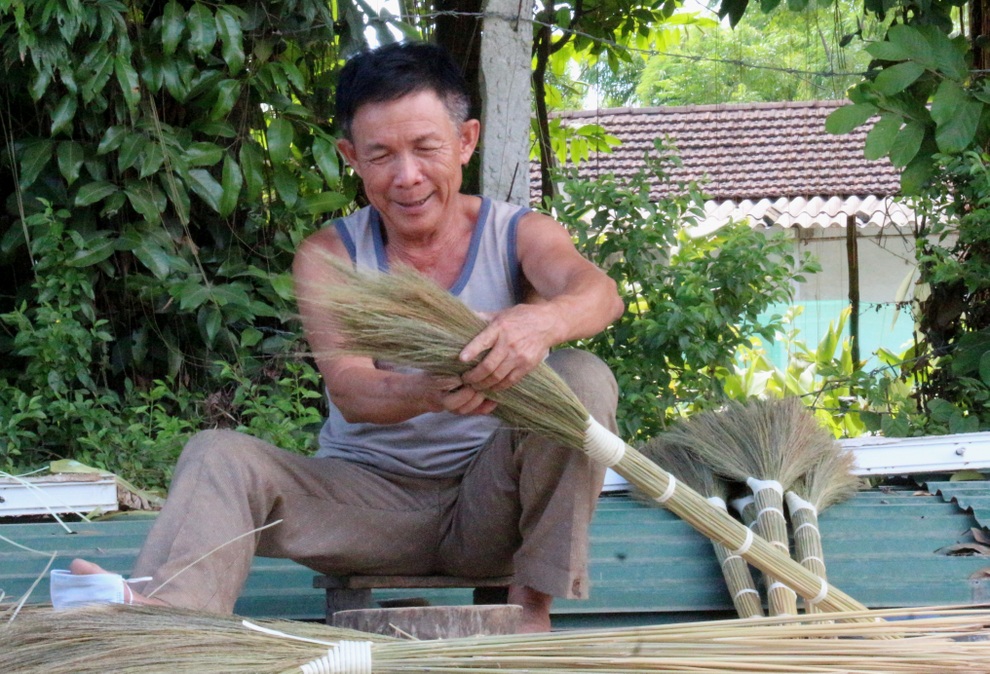 Về Hà Ân xem nghề làm chổi đót có tuổi đời hàng trăm năm - 2 Về Hà Ân xem nghề làm chổi đót có tuổi đời hàng trăm năm - 2
