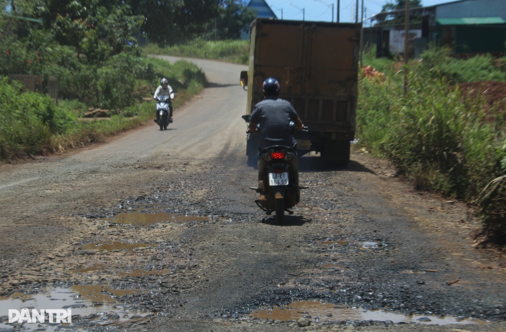 Đường mới nâng cấp 90 tỷ đồng đã hỏng, lỗi do... Covid-19? - 4