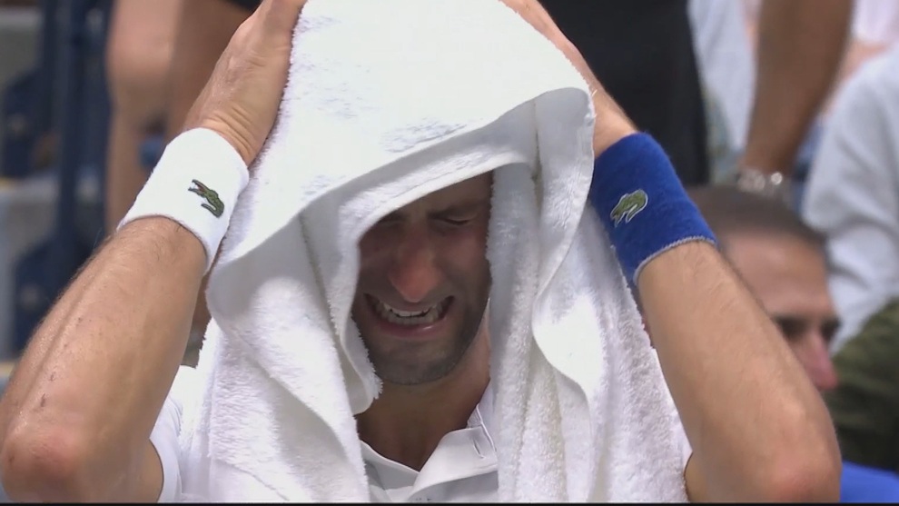 Djokovic khóc nức nở khi lỡ cơ hội đi vào lịch sử - 2 Djokovic khóc nức nở khi lỡ cơ hội đi vào lịch sử - 2