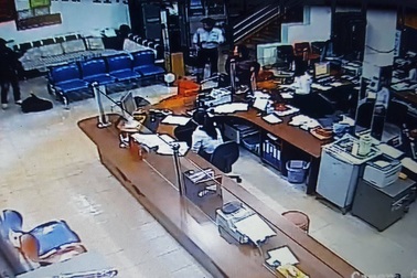 Clip người đàn ông bịt mặt nổ súng tại ngân hàng