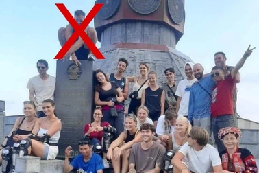 Vụ du khách nước ngoài ngồi lên tấm bia khắc hình Quốc huy: Khó xử phạt?