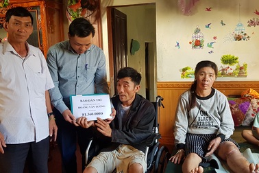 Trao hơn 80 triệu đồng của bạn đọc giúp đỡ gia đình 4 người gặp nạn vật vã trong bệnh viện