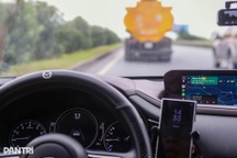 Bức xúc xe hơi phải bám đuôi xe tải "rùa bò" trên quốc lộ Hà Nội - Bắc Ninh