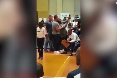 Tài tử “Kẻ hủy diệt” vững như bàn thạch trước cú đá hiểm ác của kẻ quá khích