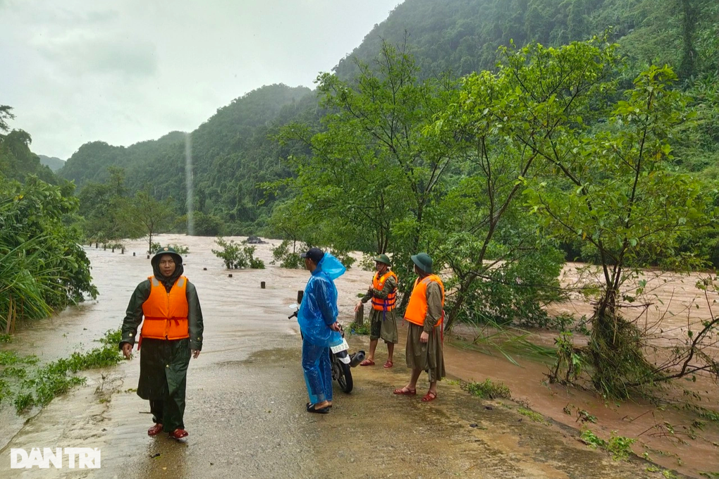 Người dân xóm nhà phao Dân trí vùng túi đựng nước an tâm trước mưa lũ - 1 Người dân xóm nhà phao Dân trí vùng túi đựng nước an tâm trước mưa lũ - 1