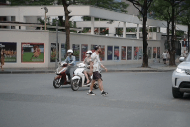 Khách Tây chia sẻ "bí kíp sinh tồn" khi băng qua đường ở Việt Nam