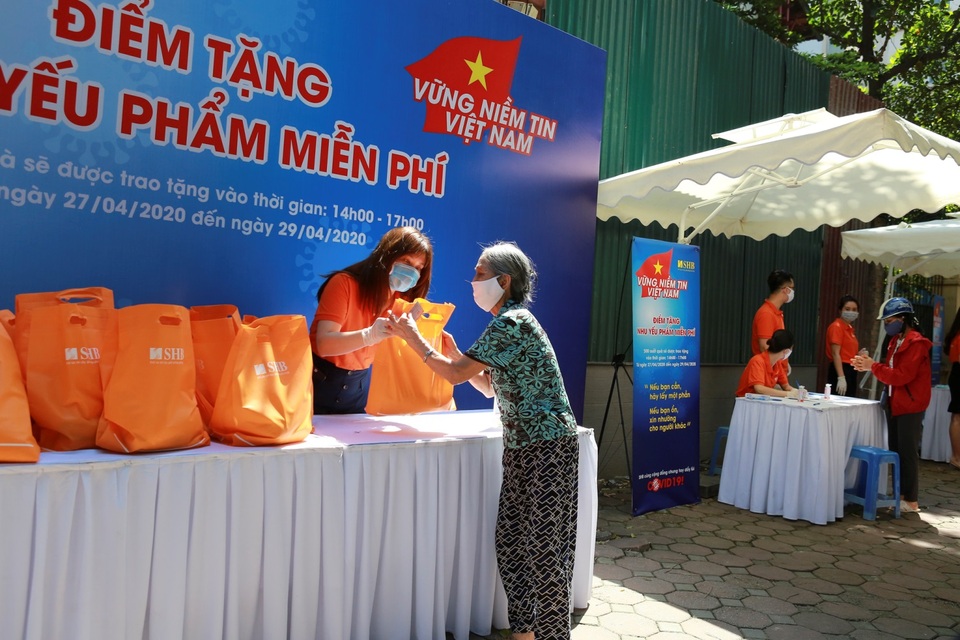 Tặng nhu yếu phẩm cho người dân chịu ảnh hưởng bởi dịch Covid-19 - 2 Tặng nhu yếu phẩm cho người dân chịu ảnh hưởng bởi dịch Covid-19 - 2