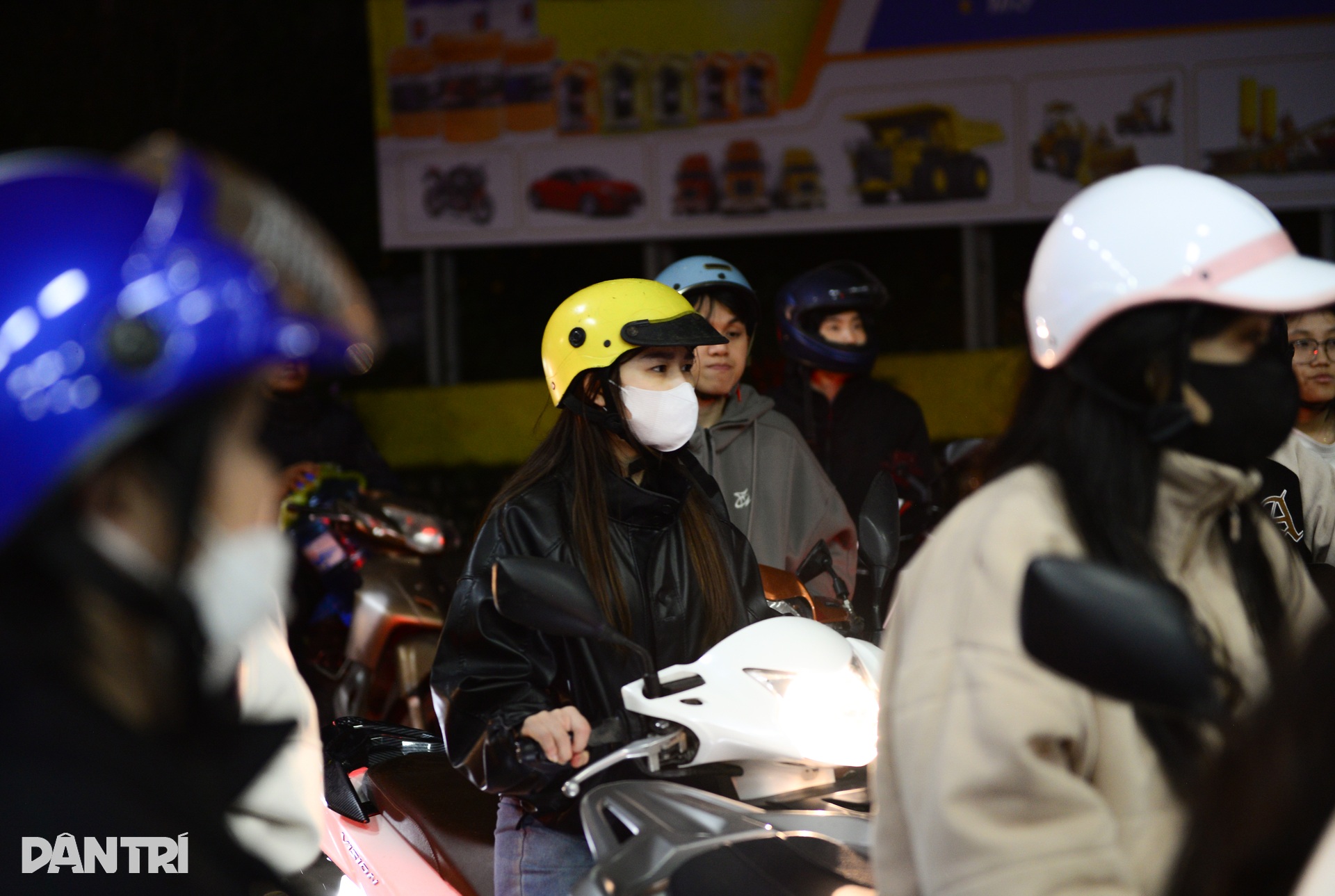 Lo thiếu nhiên liệu, người Đà Lạt đổ xô mua xăng giữa đêm - 11