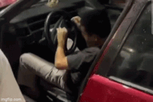 Cứu ô tô lao lên vỉa hè, người dân phát hiện tài xế đang múa trên ghế lái