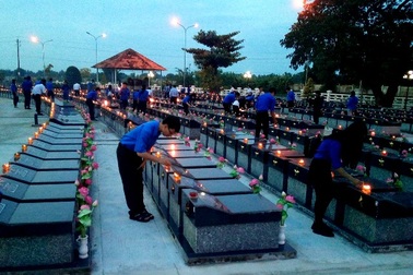 Thắp nến tri ân anh hùng liệt sĩ