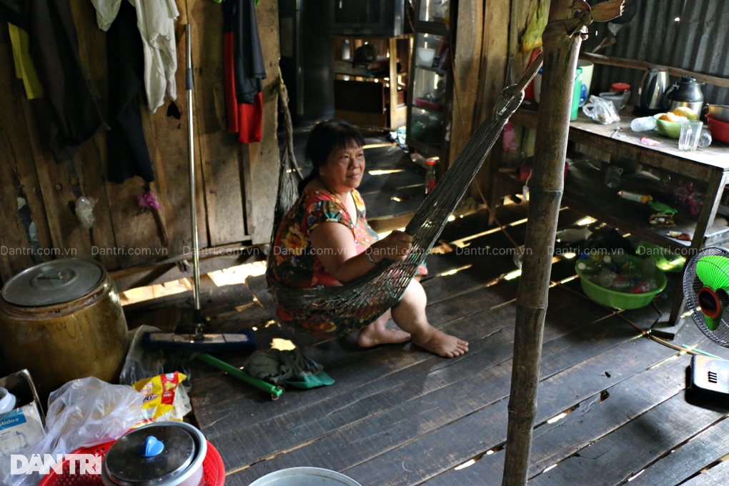 Cuộc sống kham khổ của 5 người trong căn nhà sắp sập - 1 Cuộc sống kham khổ của 5 người trong căn nhà sắp sập - 1