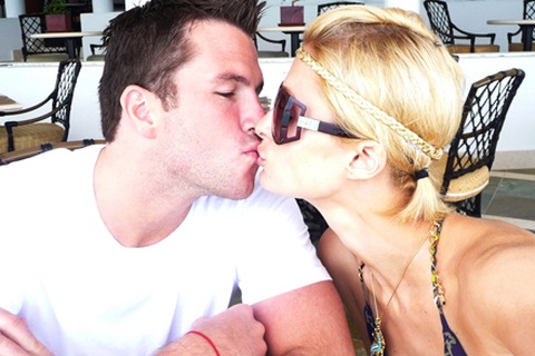 Paris Hilton hết lời khen “bồ” trẻ