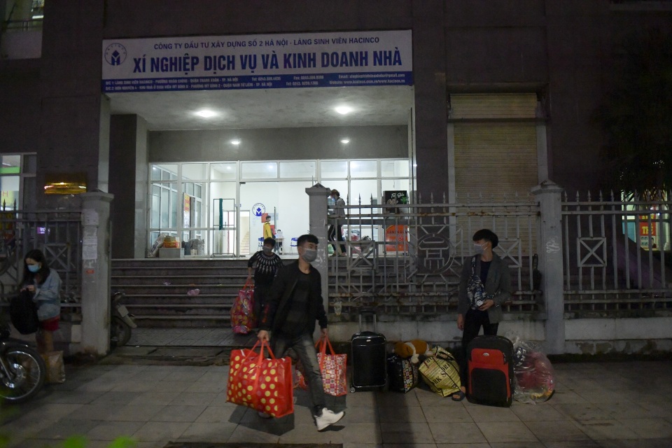 Sinh viên khu KTX Mỹ Đình rời đi trong đêm nhường chỗ cách ly Covid-19 - 12 Sinh viên khu KTX Mỹ Đình rời đi trong đêm nhường chỗ cách ly Covid-19 - 12