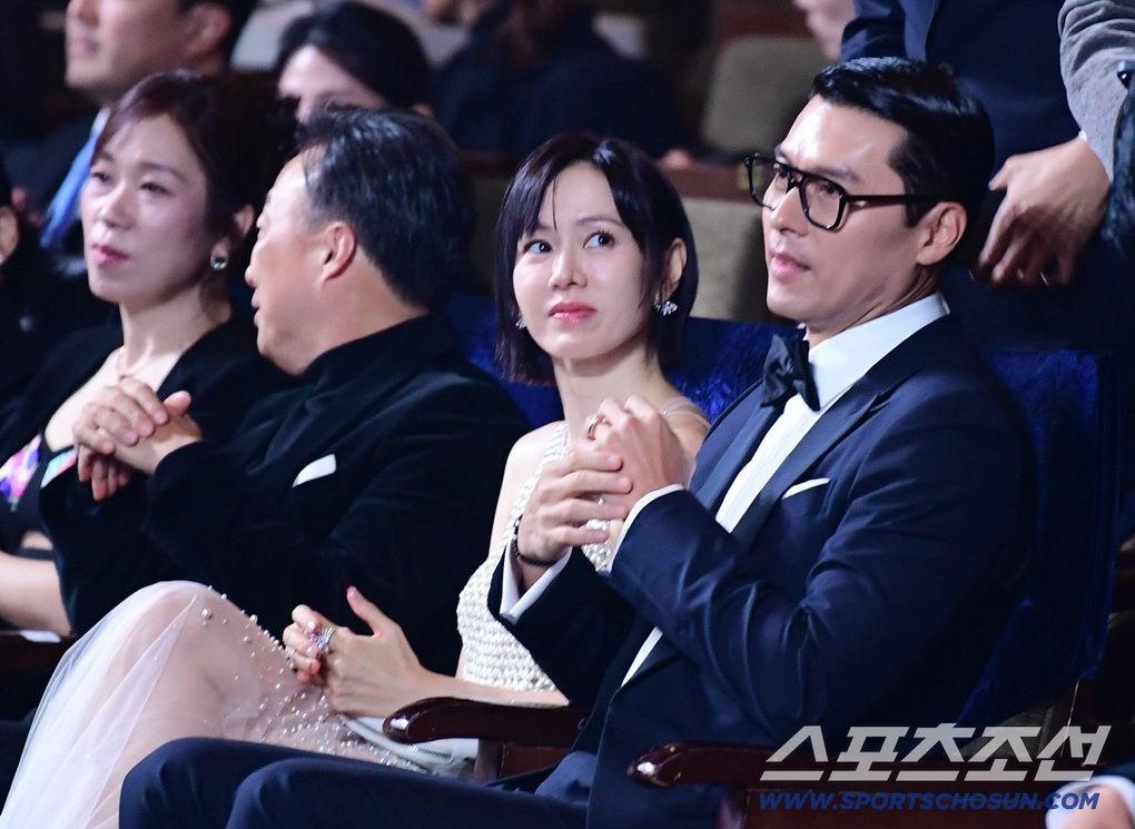 Khoảnh khắc “lại gần bên anh” gây sốt của Son Ye Jin và Hyun Bin - 5 Khoảnh khắc “lại gần bên anh” gây sốt của Son Ye Jin và Hyun Bin - 5