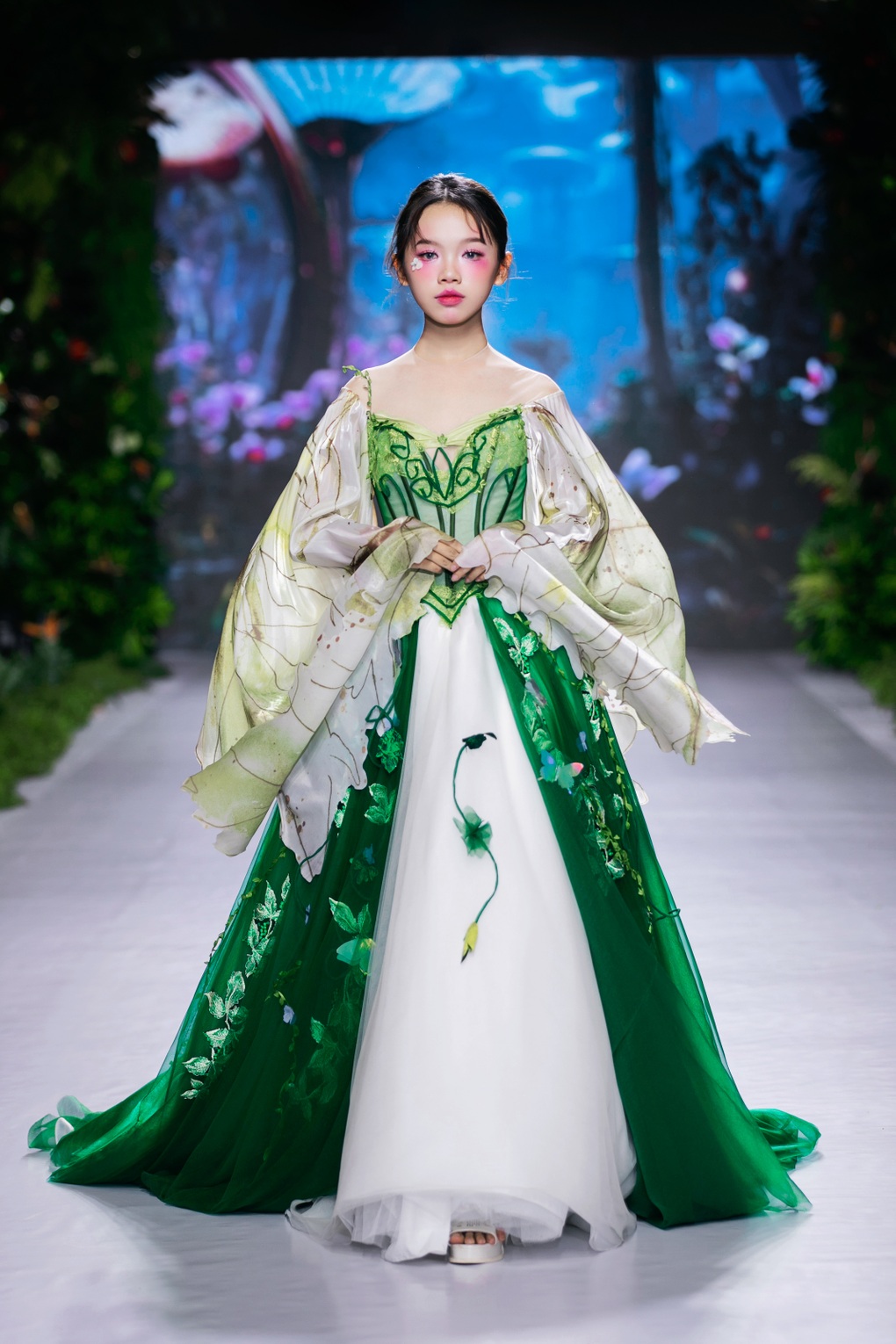 Mẫu nhí Khánh Linh nổi tiếng từ lúc 6 tuổi, lột xác trên sàn diễn - 2 Mẫu nhí Khánh Linh nổi tiếng từ lúc 6 tuổi, lột xác trên sàn diễn - 2
