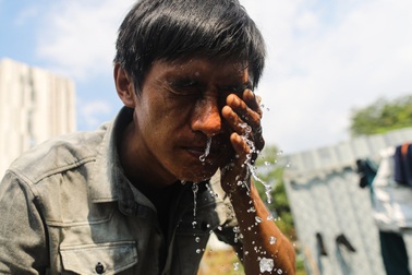 Công nhân phơi mình dưới nắng như "lò lửa" thi công nút giao lớn nhất TPHCM