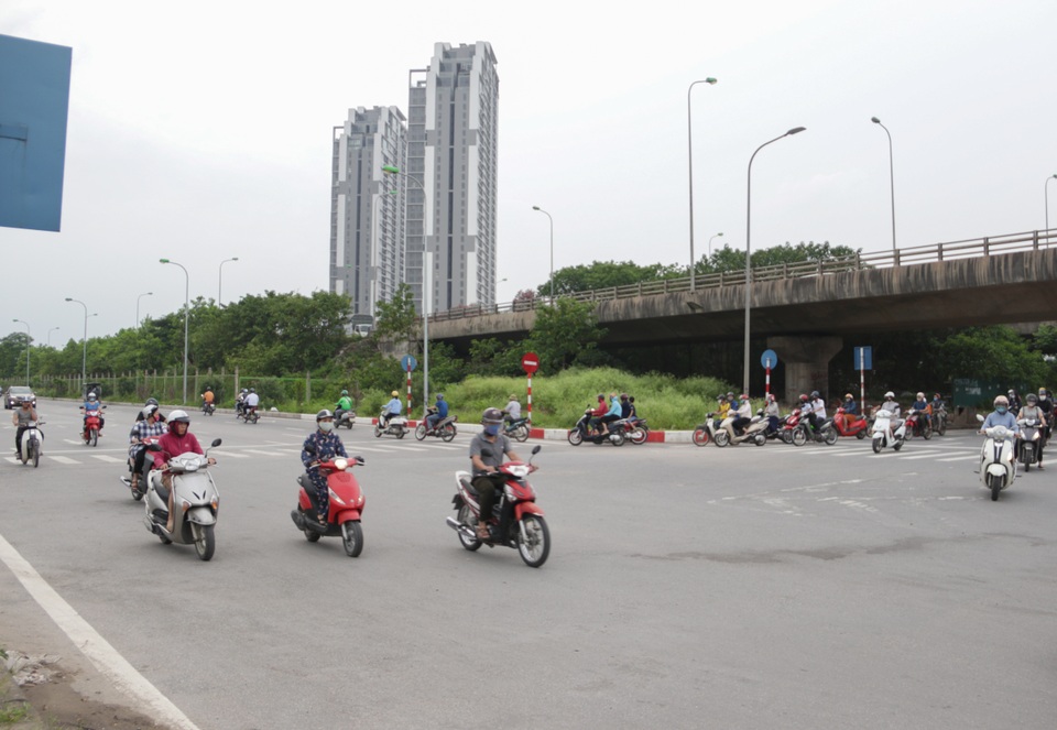 Đoàn hàng trăm người rồng rắn ngược chiều ở đường gom Đại lộ Thăng Long - 5 Đoàn hàng trăm người rồng rắn ngược chiều ở đường gom Đại lộ Thăng Long - 5