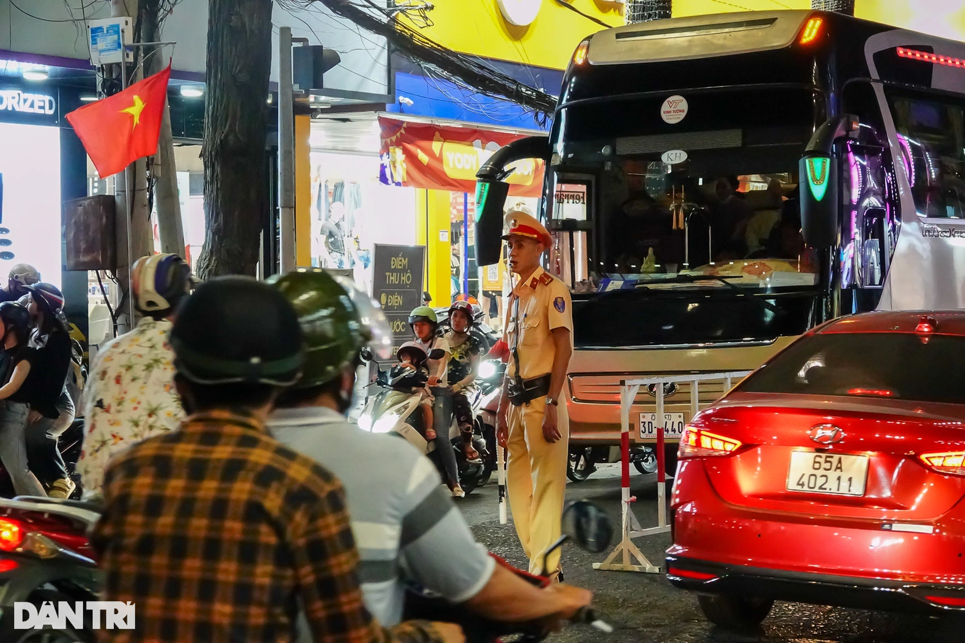 Vận động viên luồn lách với xe cộ để về đích tại giải chạy đêm ở Cần Thơ - 9 Vận động viên luồn lách với xe cộ để về đích tại giải chạy đêm ở Cần Thơ - 9