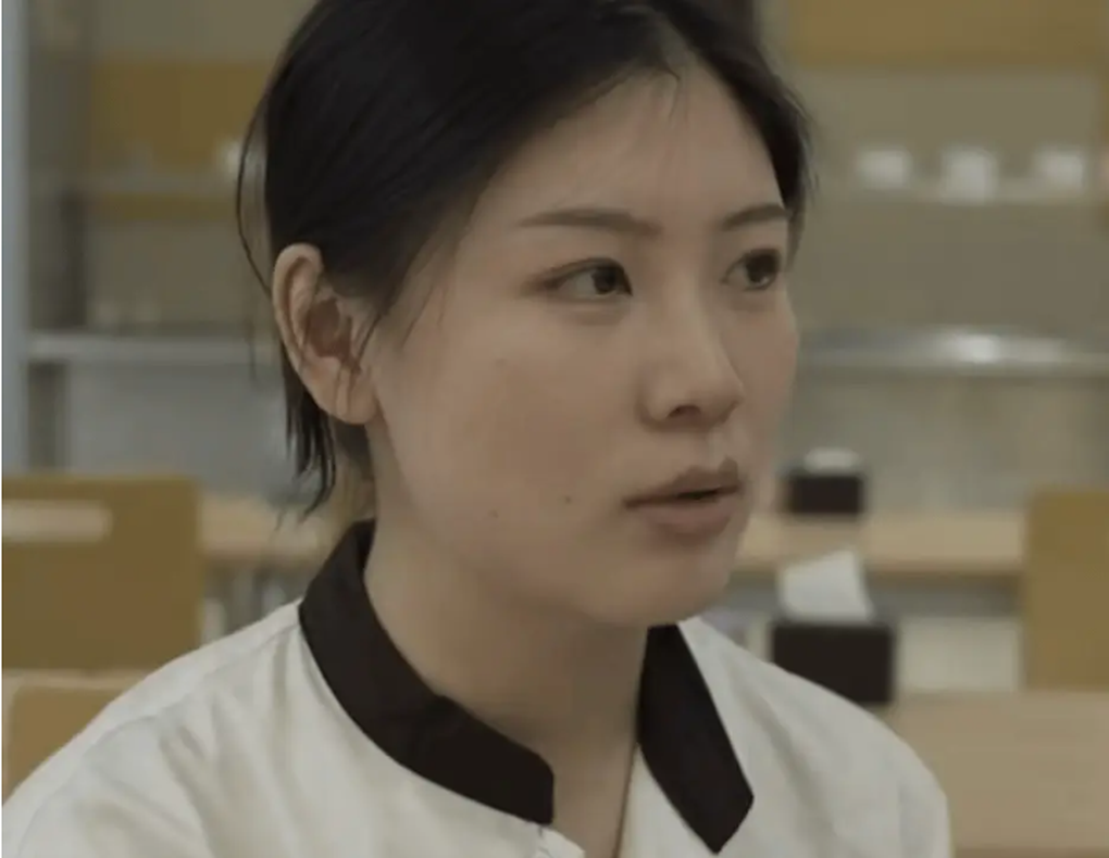 Nữ thạc sỹ giấu bằng, xin làm nhân viên phục vụ ở căn tin - 1