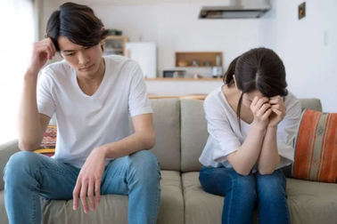 Trong tiệc thôi nôi của con, chồng nói đùa một câu mà tôi tái mặt