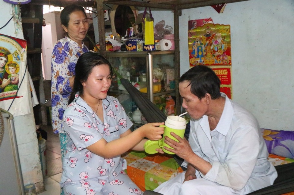 Thương hoàn cảnh gia đình 12 người sống trong một nhà cùng 3 chiếc xe lăn - 4 Thương hoàn cảnh gia đình 12 người sống trong một nhà cùng 3 chiếc xe lăn - 4