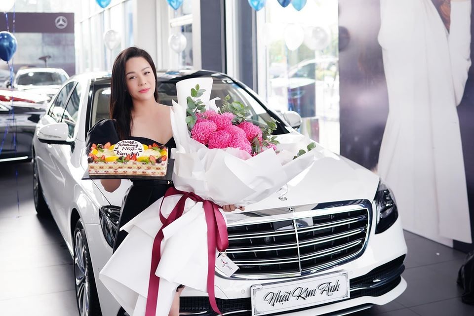 Loạt xe sang tiền tỷ mới tậu của sao Việt - 4 Loạt xe sang tiền tỷ mới tậu của sao Việt - 4