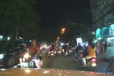 Người phụ nữ không đội mũ bảo hiểm, chở con nhỏ còn đi ngược chiều khiến nhiều người bất bình