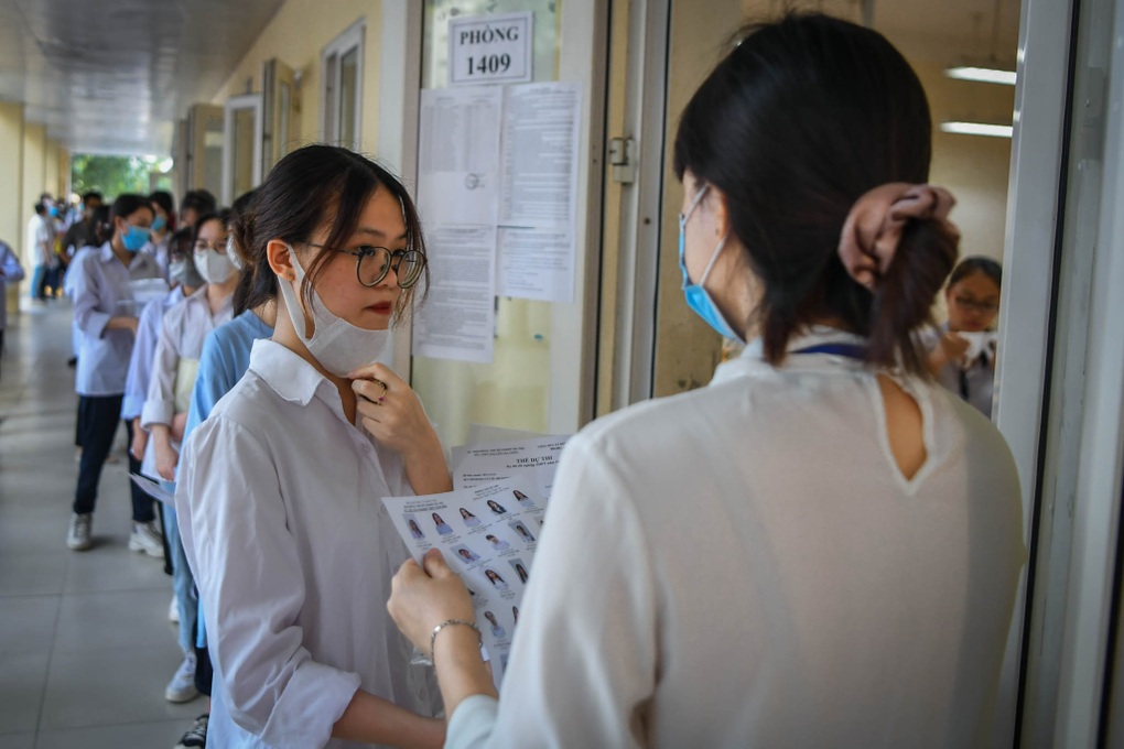 Học sinh lớp 12 mong chờ đề thi minh họa thi tốt nghiệp - 2 Học sinh lớp 12 mong chờ đề thi minh họa thi tốt nghiệp - 2