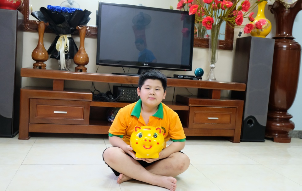 Nhiều em học sinh và cô giáo đập lợn ủng hộ tuyến đầu chống “giặc” Covid-19 - 3 Nhiều em học sinh và cô giáo đập lợn ủng hộ tuyến đầu chống “giặc” Covid-19 - 3