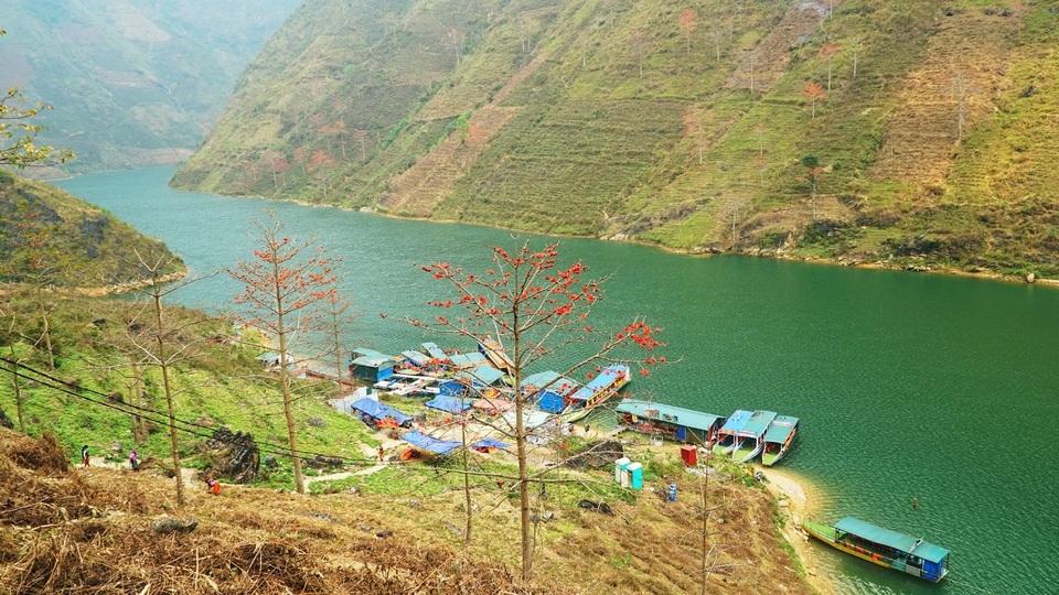Choáng ngợp vẻ đẹp như tiên cảnh của sông Nho Quế Hà Giang mùa hoa gạo - 4 Choáng ngợp vẻ đẹp như tiên cảnh của sông Nho Quế Hà Giang mùa hoa gạo - 4