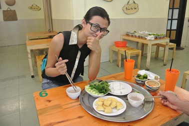 Thiên Trang gặp thử thách với “bún đậu mắm tôm”