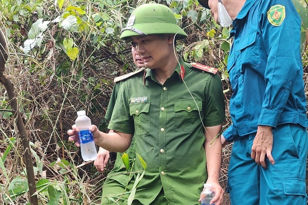 Hàng trăm công an, người dân chữa cháy rừng ở Đà Nẵng - 2 Hàng trăm công an, người dân chữa cháy rừng ở Đà Nẵng - 2