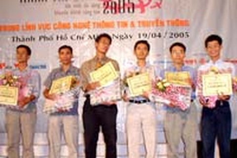 Giao lưu giữa sinh viên TPHCM với Ban tổ chức cuộc thi “Nhân tài đất Việt 2005”