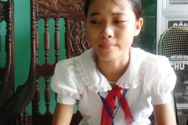 Khóe mắt cay cay trước cảnh thiếu thốn của 2 chị em mồ côi