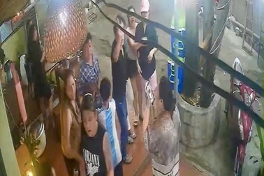 Nhóm người xông vào quán ăn đập phá ở TPHCM