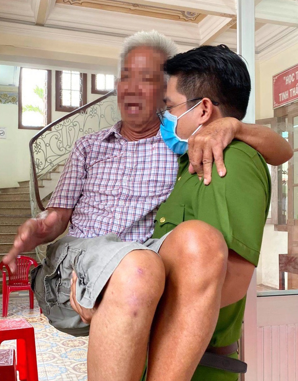 Chiến sĩ công an bế cụ ông khuyết tật khi đến làm căn cước công dân - 1 Chiến sĩ công an bế cụ ông khuyết tật khi đến làm căn cước công dân - 1